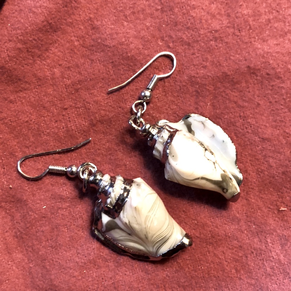 Genuine sea shells decorated with silver earrings!